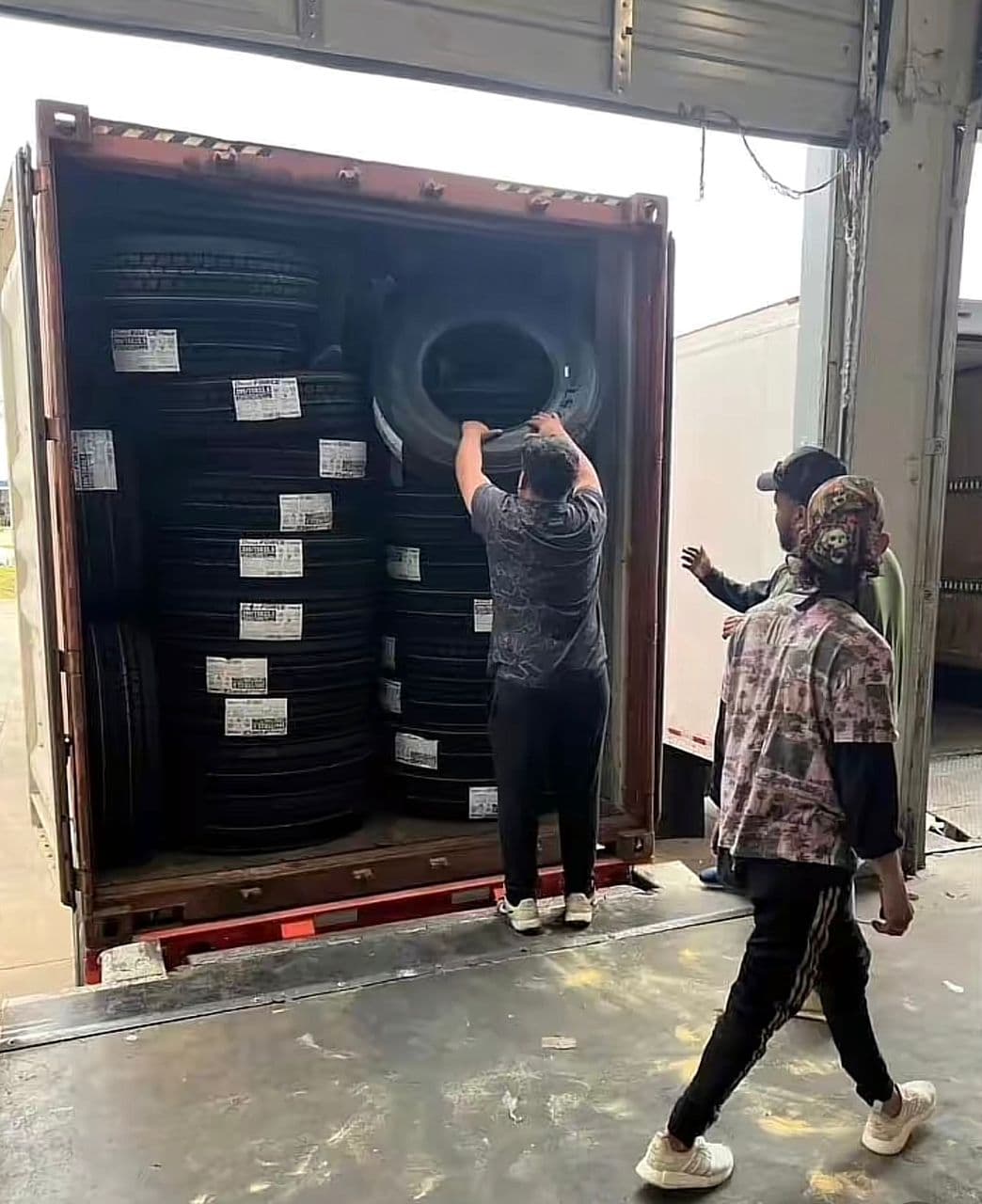 HEAVY-DUTY 295/75R22.5 DRIVE TIRES thumbnail 2