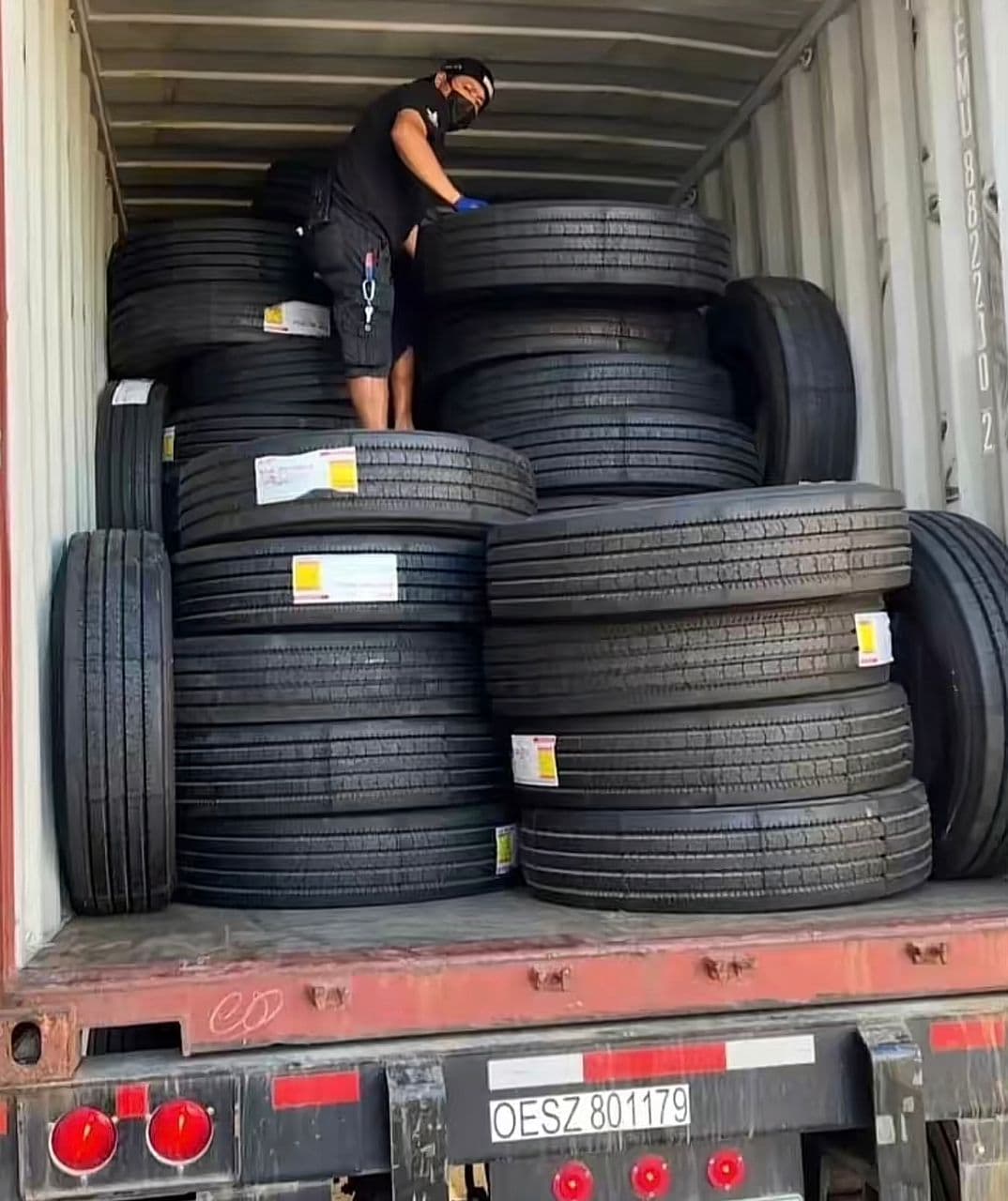HEAVY-DUTY 295/75R22.5 DRIVE TIRES thumbnail 3