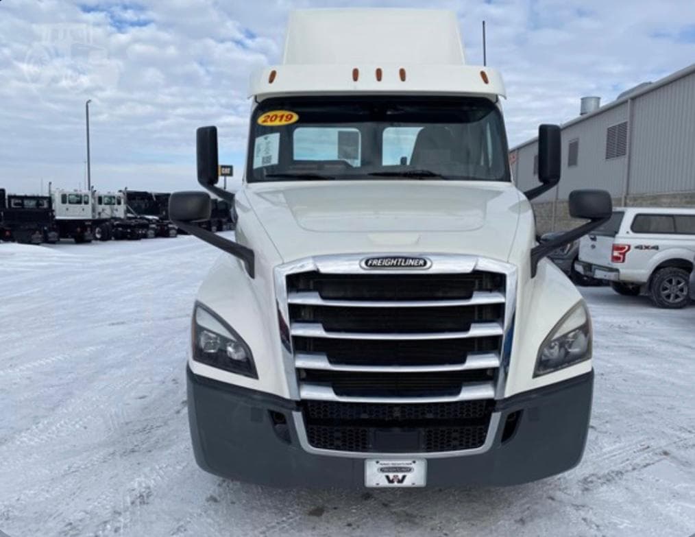 Freightliner Cascadia 126 thumbnail 2