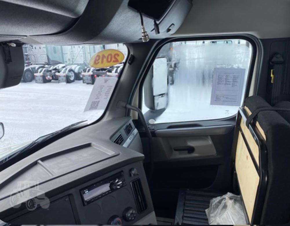 Freightliner Cascadia 126 thumbnail 7