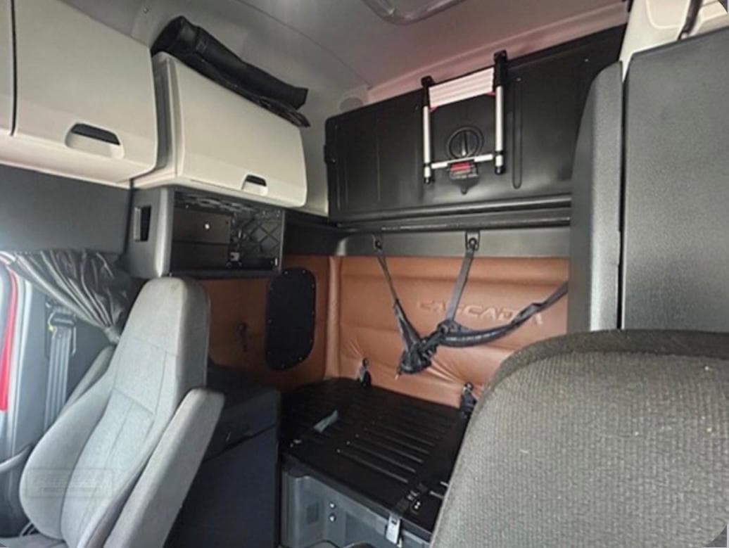 Freightliner Cascadia 126 thumbnail 3