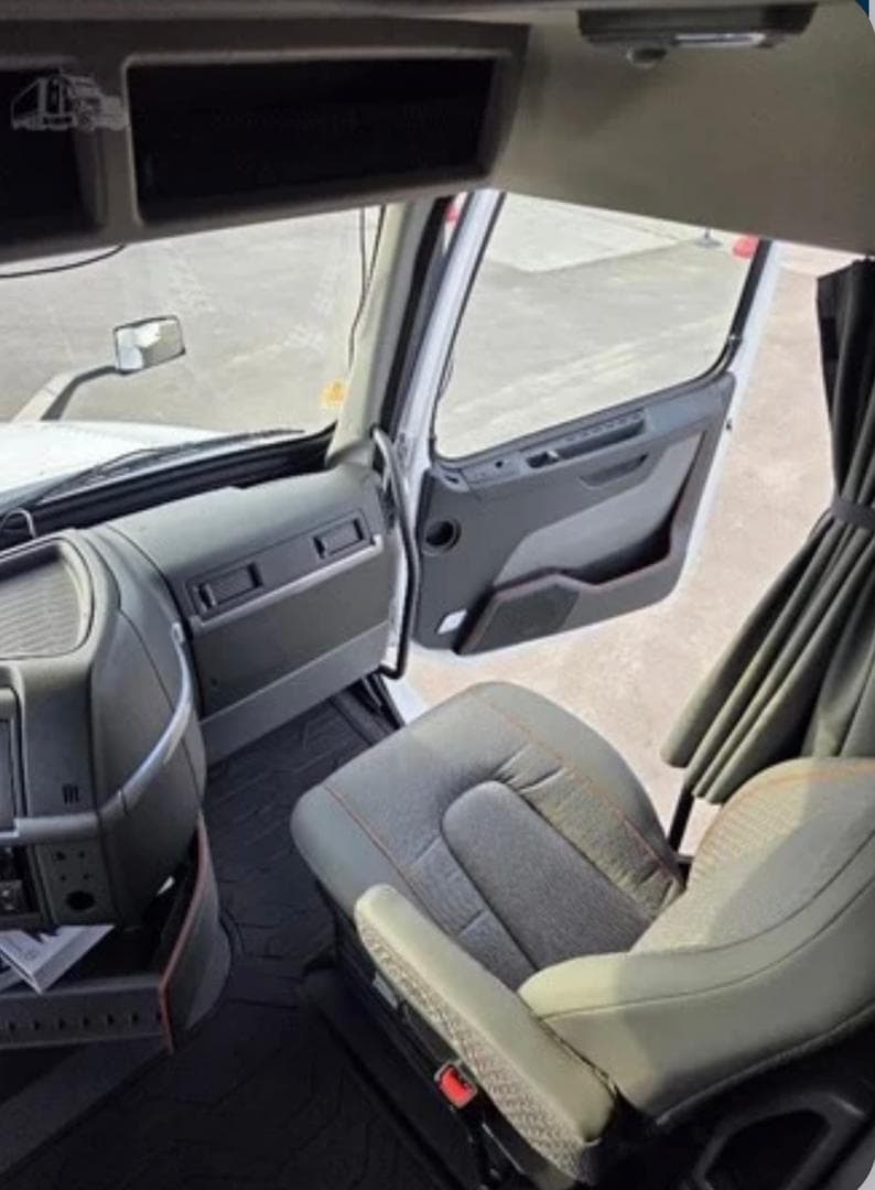 Volvo VNL64T760 thumbnail 23