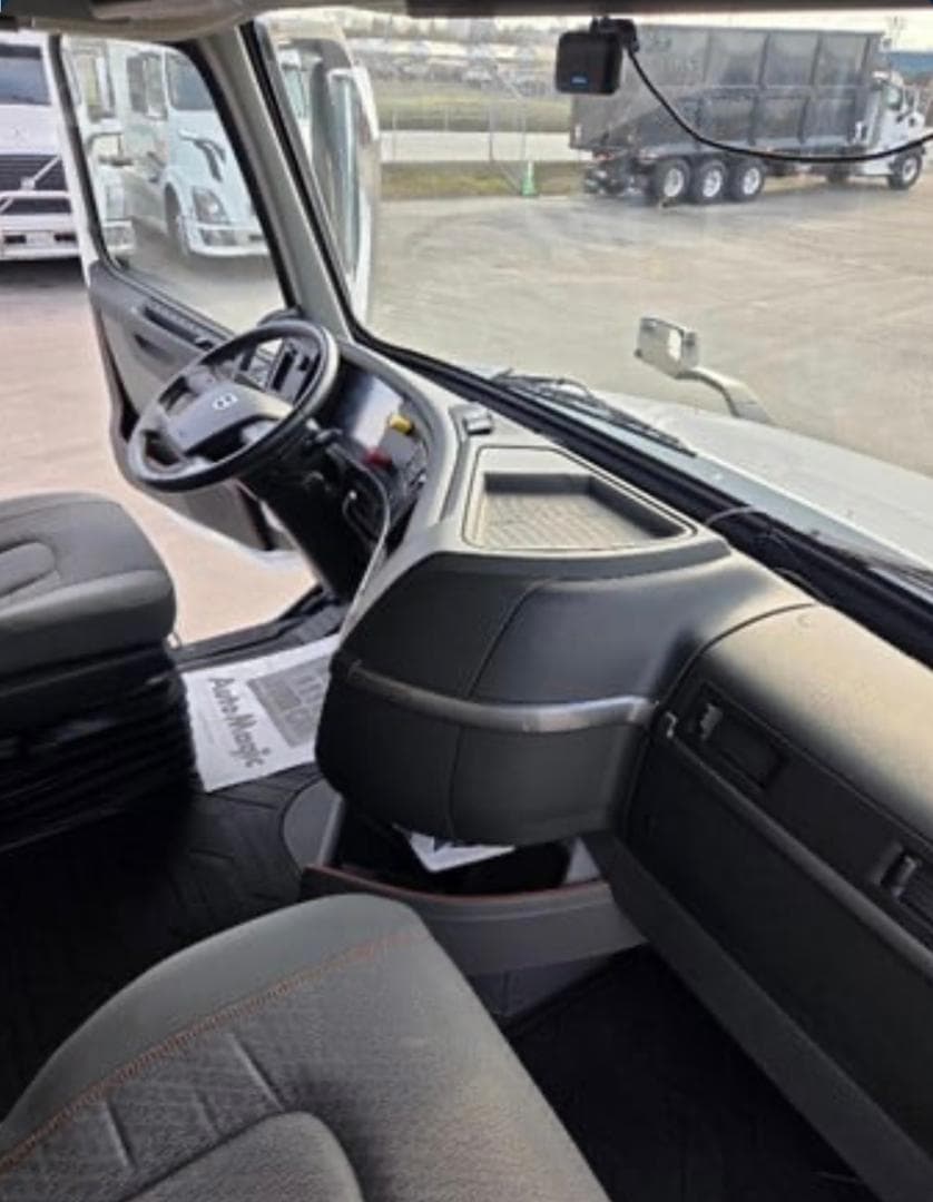 Volvo VNL64T760 thumbnail 28