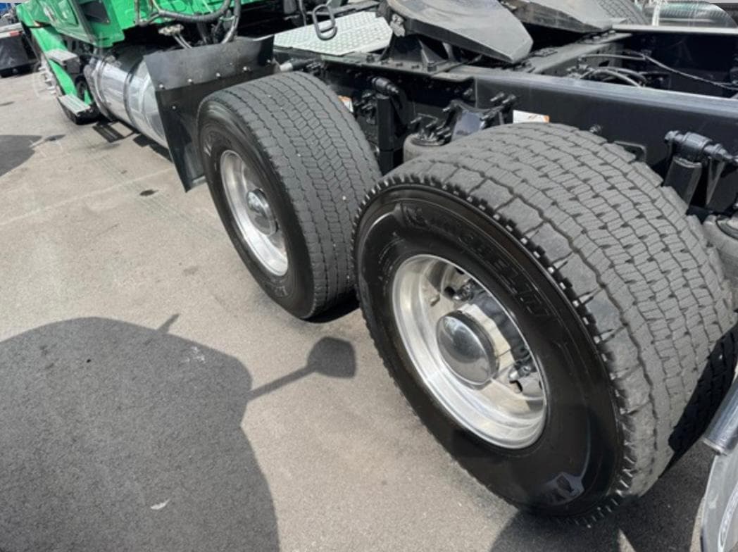 Freightliner Cascadia 126 thumbnail 12