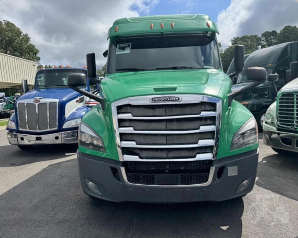 Freightliner Cascadia 126 thumbnail 2