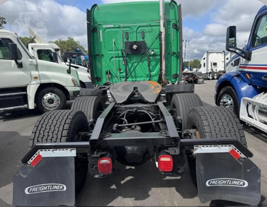 Freightliner Cascadia 126 thumbnail 8