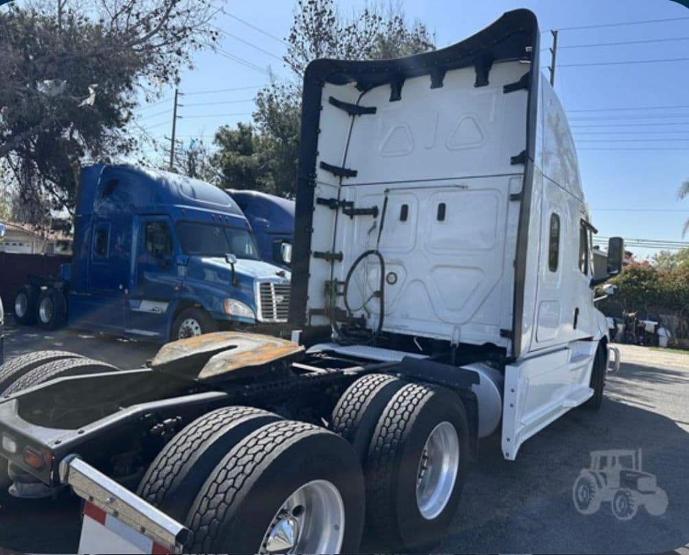 Freightliner Cascadia 126 thumbnail 2