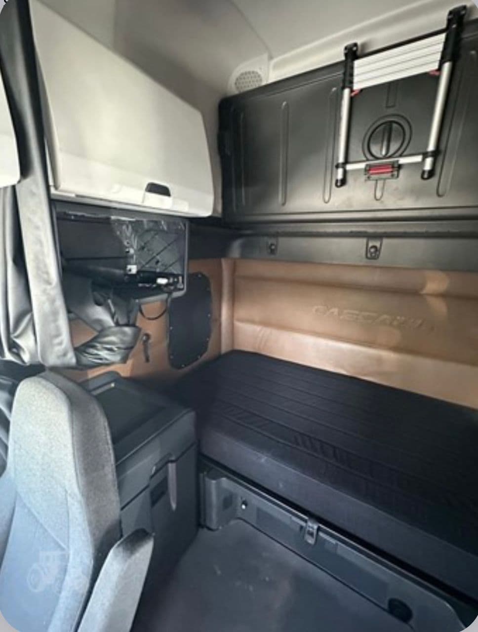 Freightliner Cascadia 126 thumbnail 4