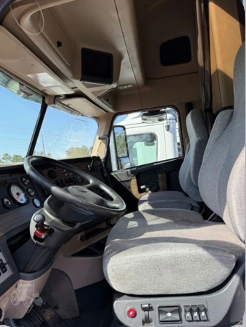 Freightliner 122SD thumbnail 4