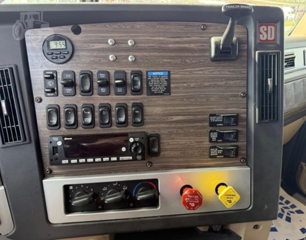 Freightliner 122SD thumbnail 6