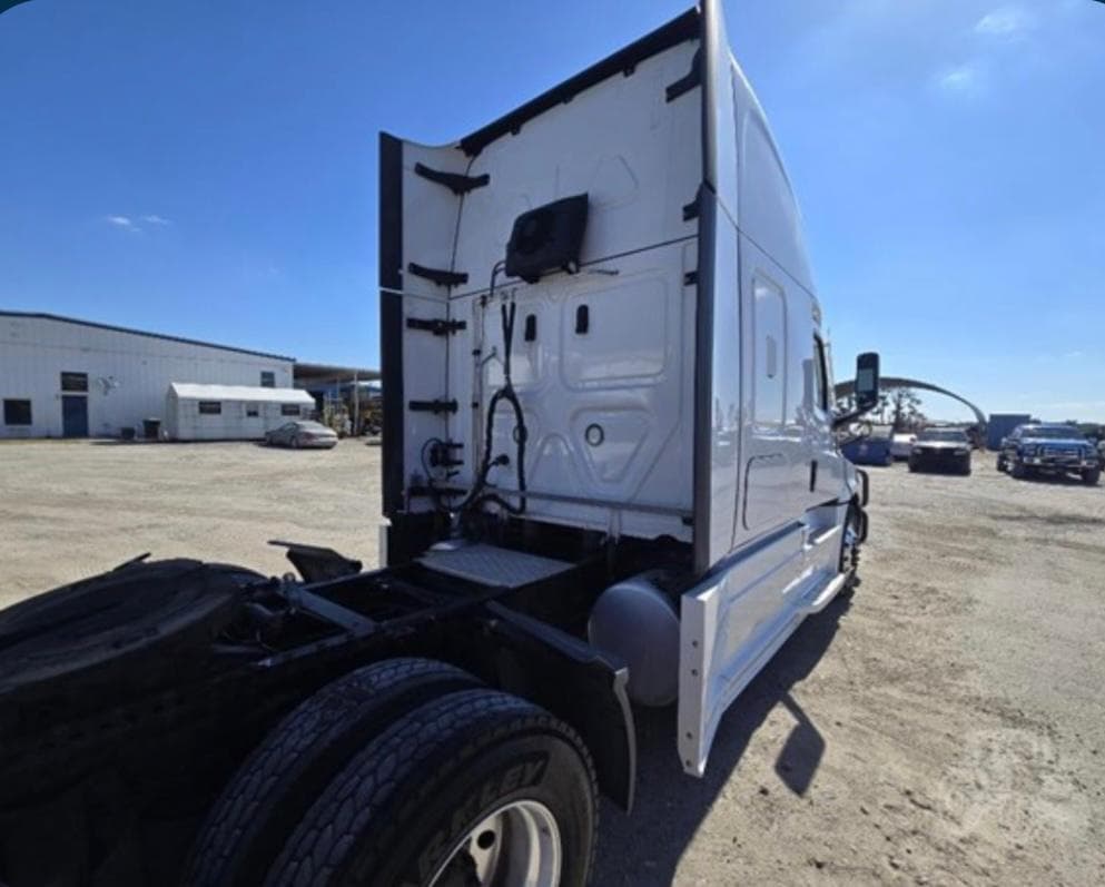 Freightliner Cascadia 126 thumbnail 11