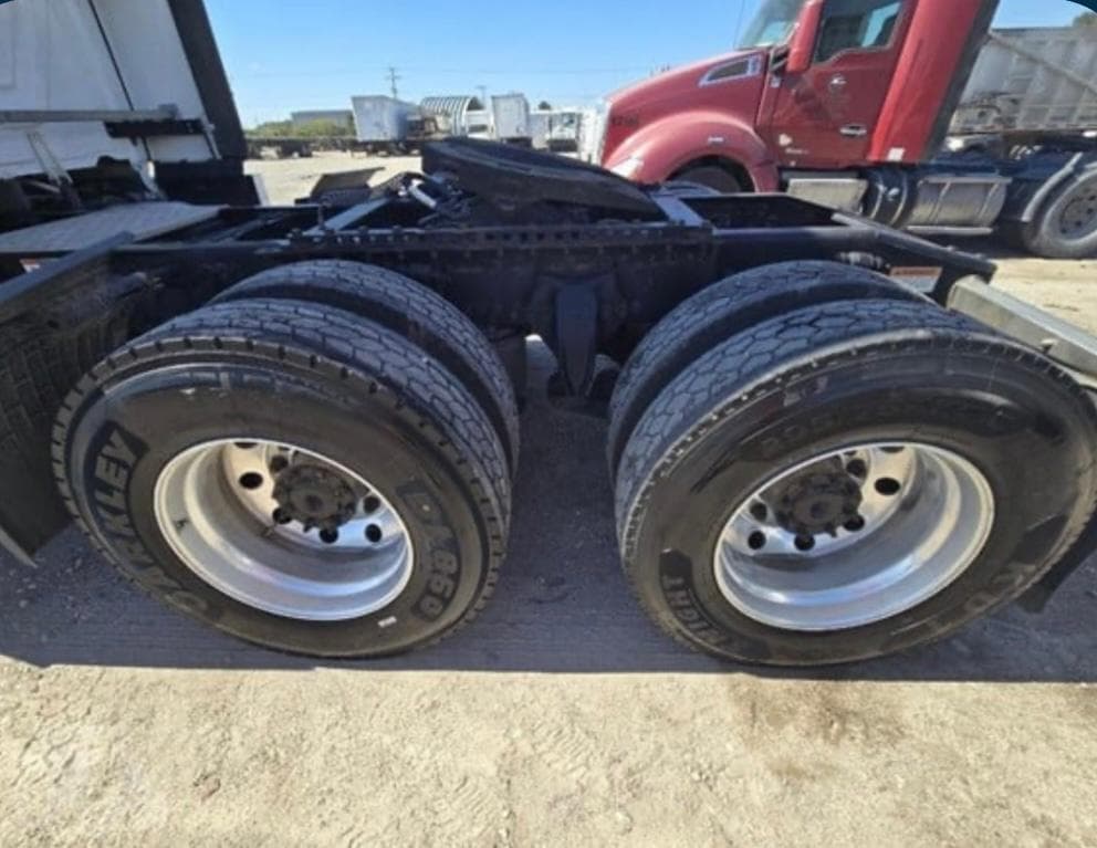 Freightliner Cascadia 126 thumbnail 17