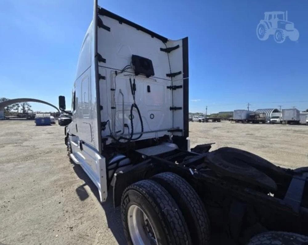 Freightliner Cascadia 126 thumbnail 5