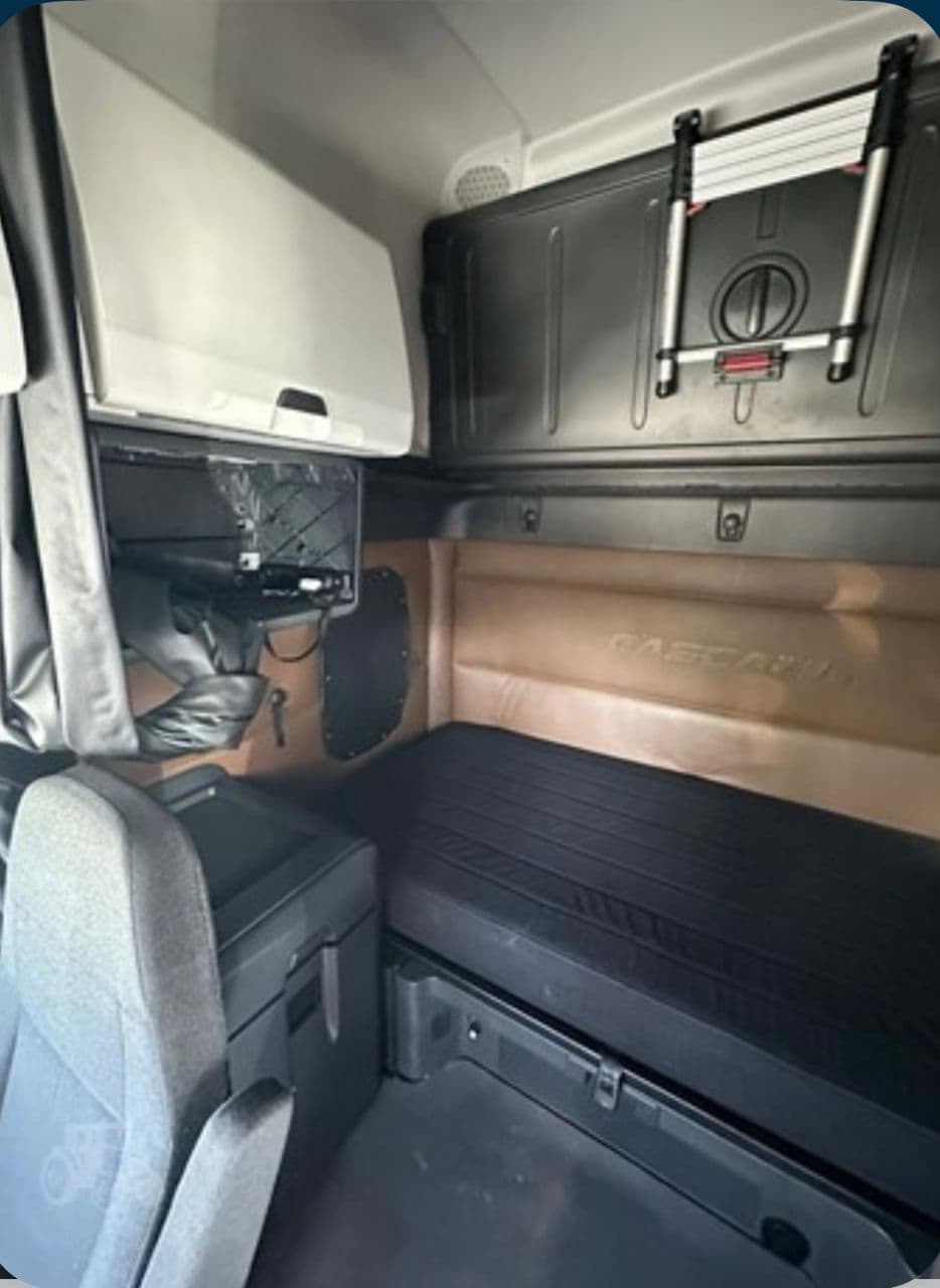 Freightliner Cascadia 126 thumbnail 2