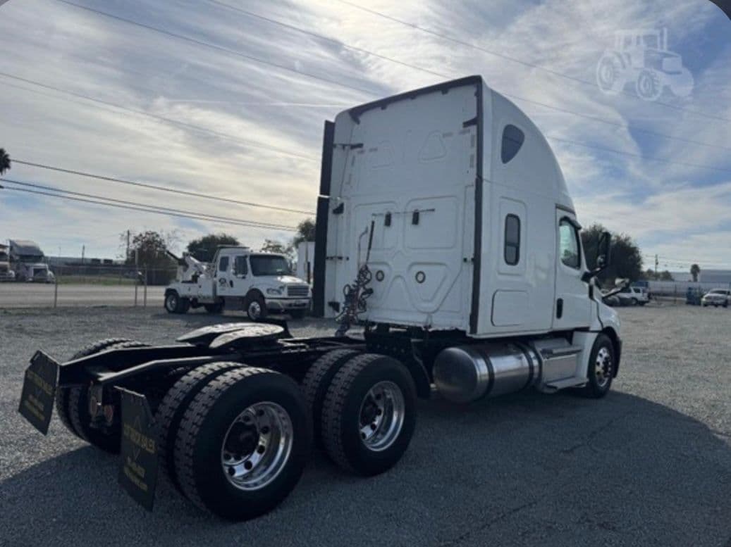 Freightliner Cascadia 126 thumbnail 11