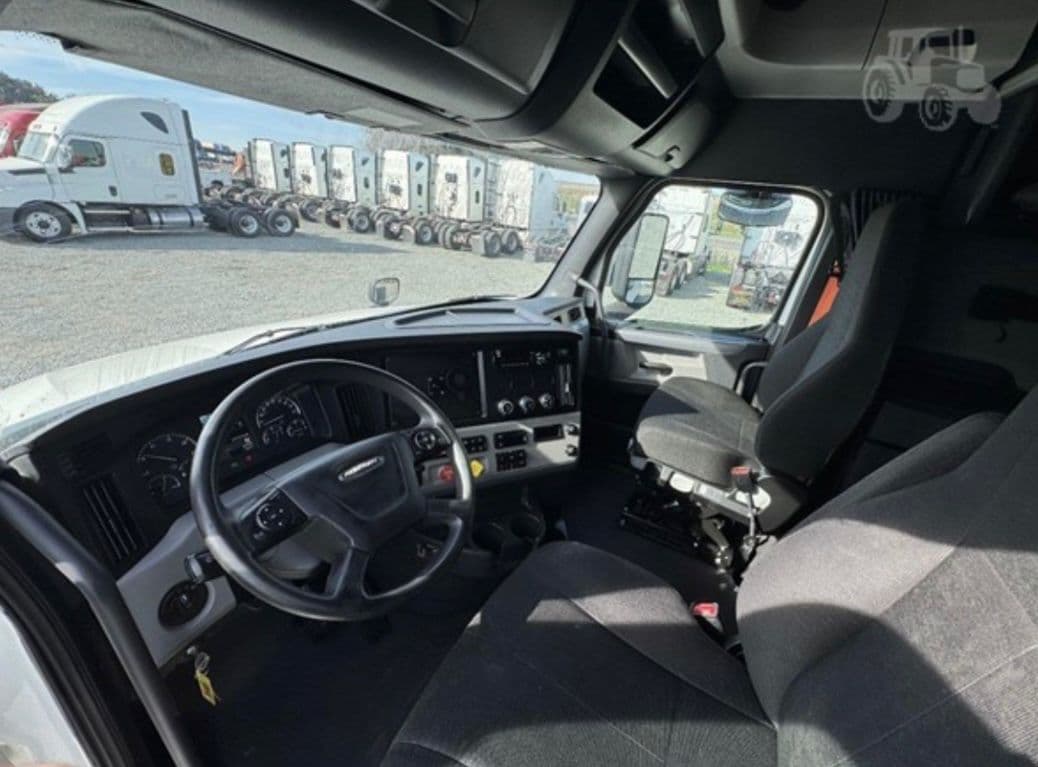 Freightliner Cascadia 126 thumbnail 2