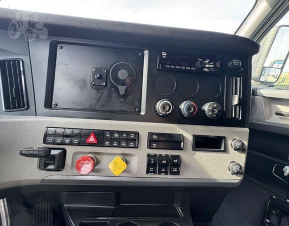 Freightliner Cascadia 126 thumbnail 3