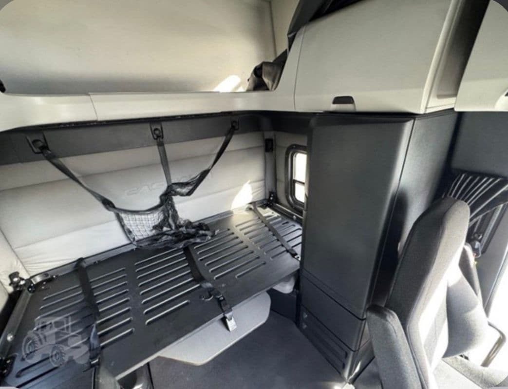 Freightliner Cascadia 126 thumbnail 9