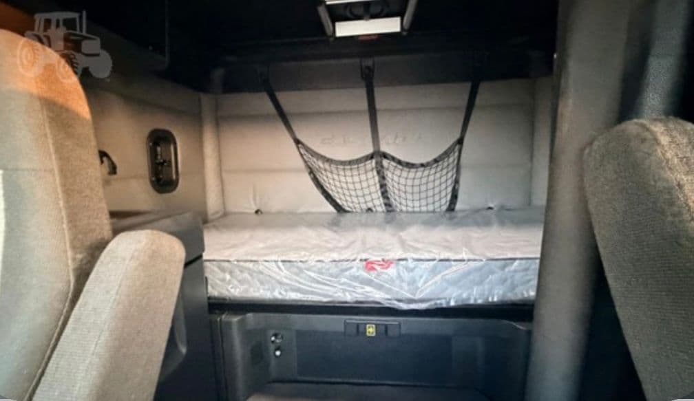 Freightliner Cascadia 126 thumbnail 2