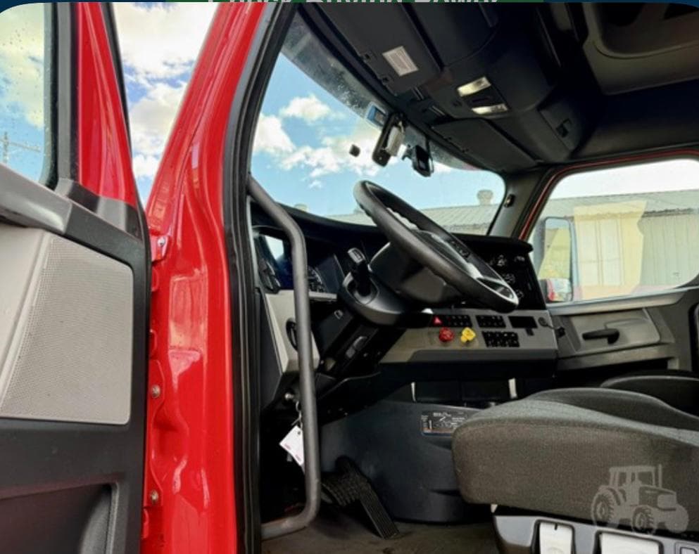 Freightliner Cascadia 126 Mid Roof thumbnail 13