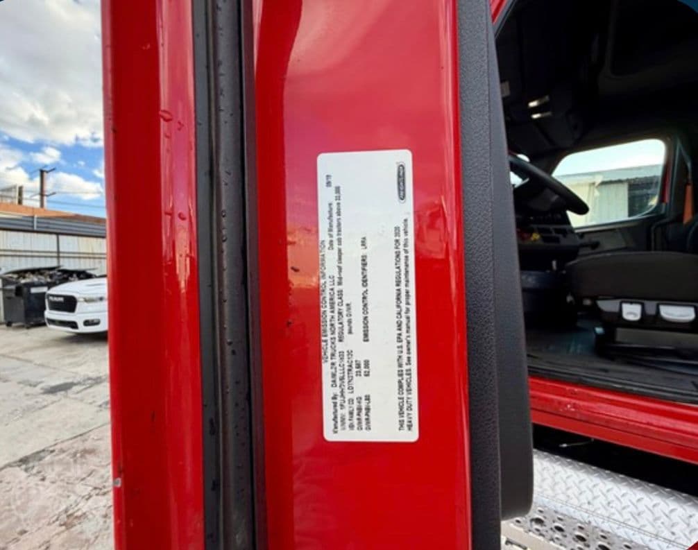 Freightliner Cascadia 126 Mid Roof thumbnail 2