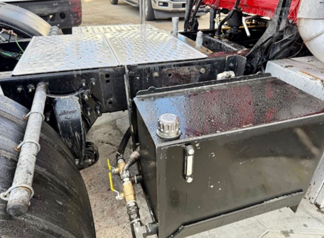 Freightliner Cascadia 126 Mid Roof thumbnail 4