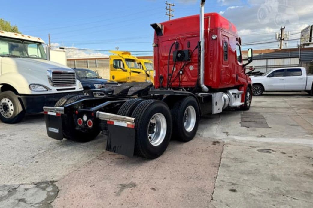 Freightliner Cascadia 126 Mid Roof thumbnail 5