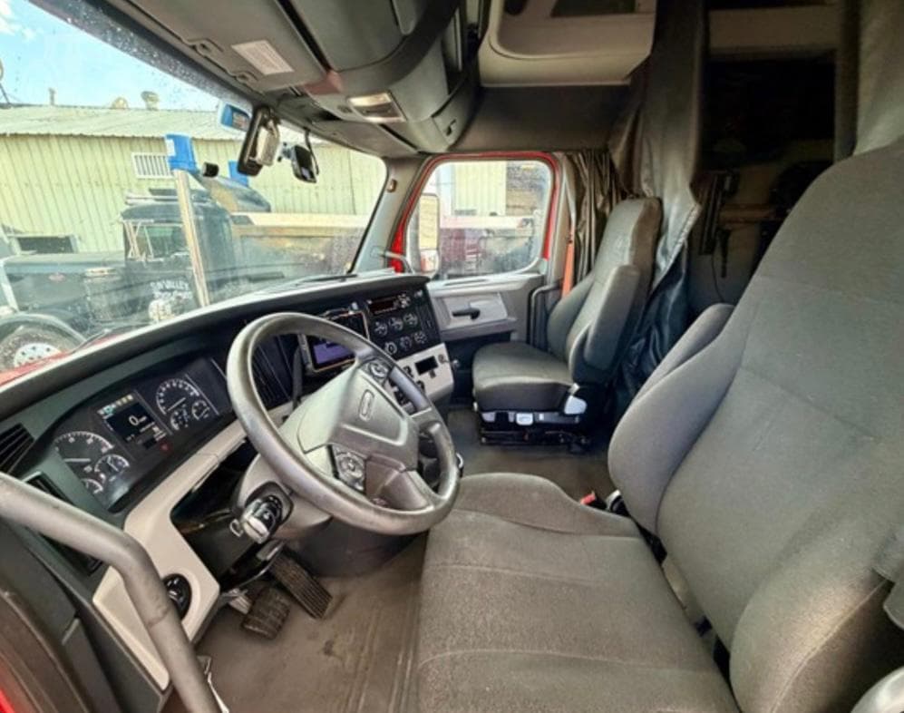 Freightliner Cascadia 126 Mid Roof thumbnail 6