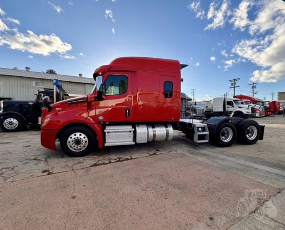 Freightliner Cascadia 126 Mid Roof thumbnail 9